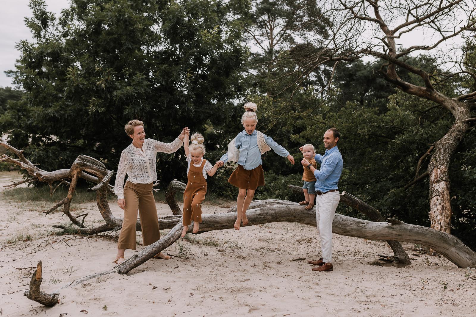 Gezin tijdens een fotoshoot in de Soesterduinen vastgelegd door een fotograaf