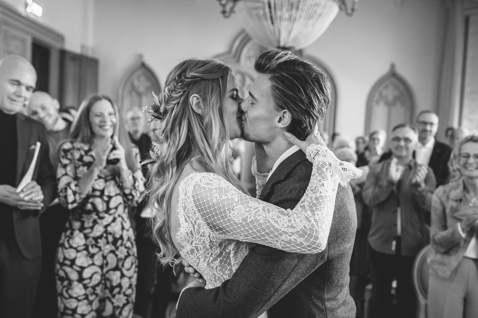 Bruidskus tijdens ceremonie bij Kasteel de Schaffelaar in Barneveld – trouwfotograaf Amersfoort