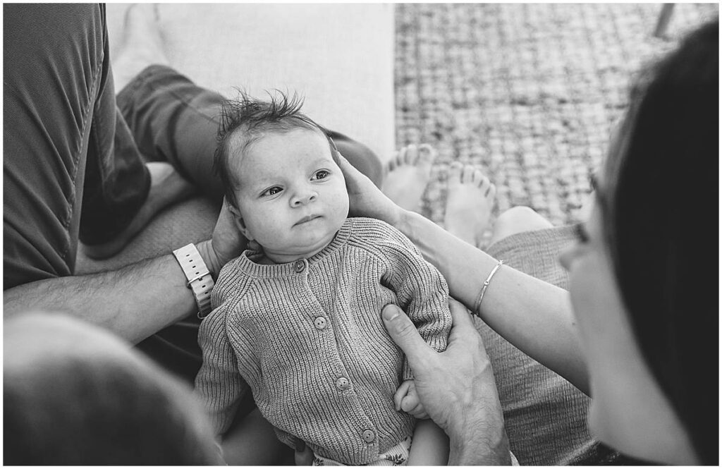 Baby liggend bij papa en mama tijdens fotoshoot