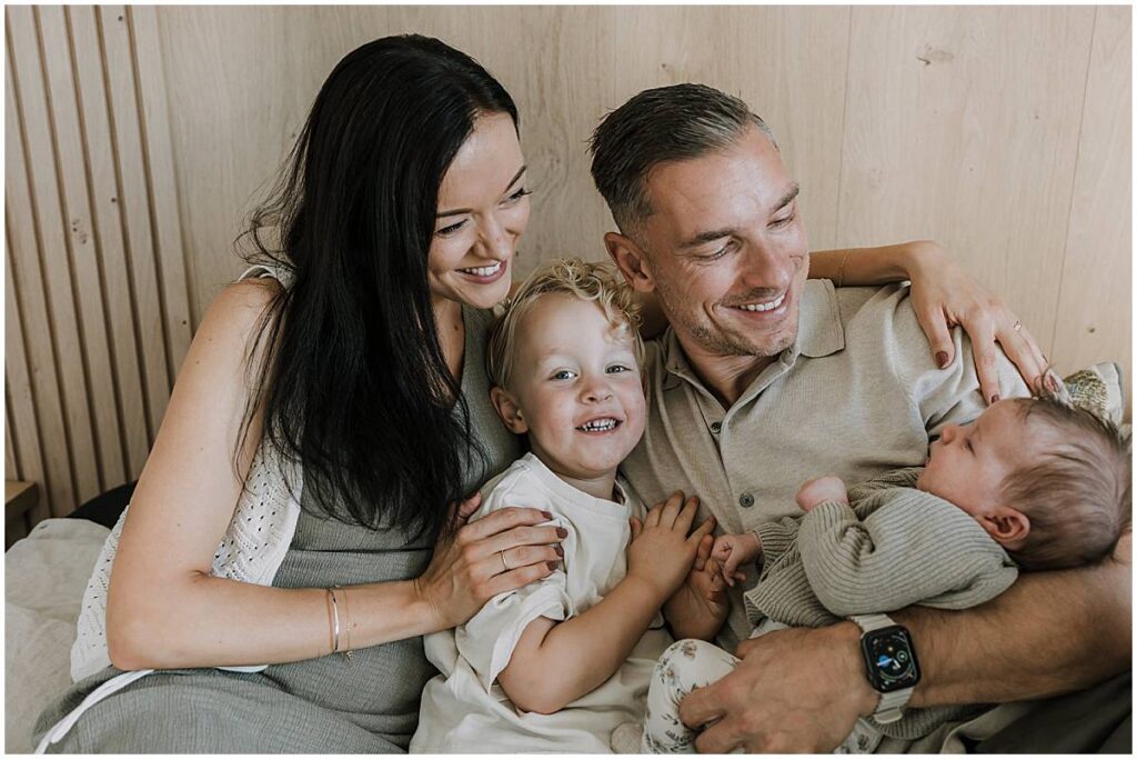 Gezin dicht bij elkaar tijdens een familie fotoshoot in Amersfoort