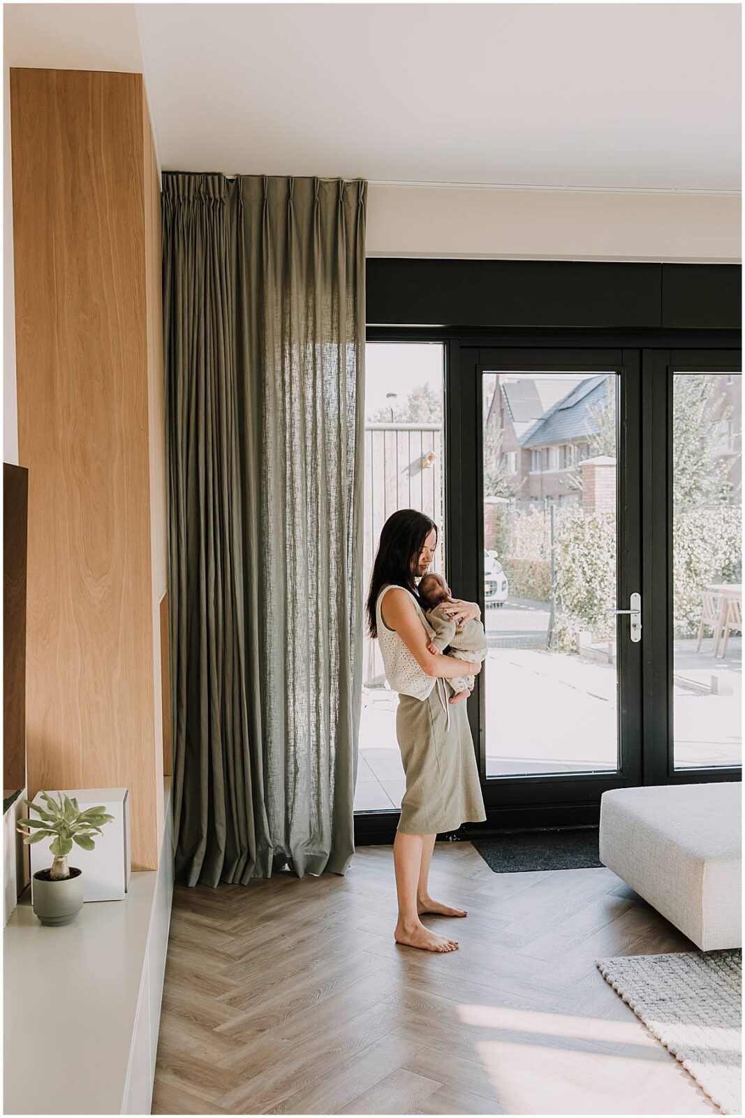 Lifestyle newborn fotografie aan huis in Amersfoort met mama en baby