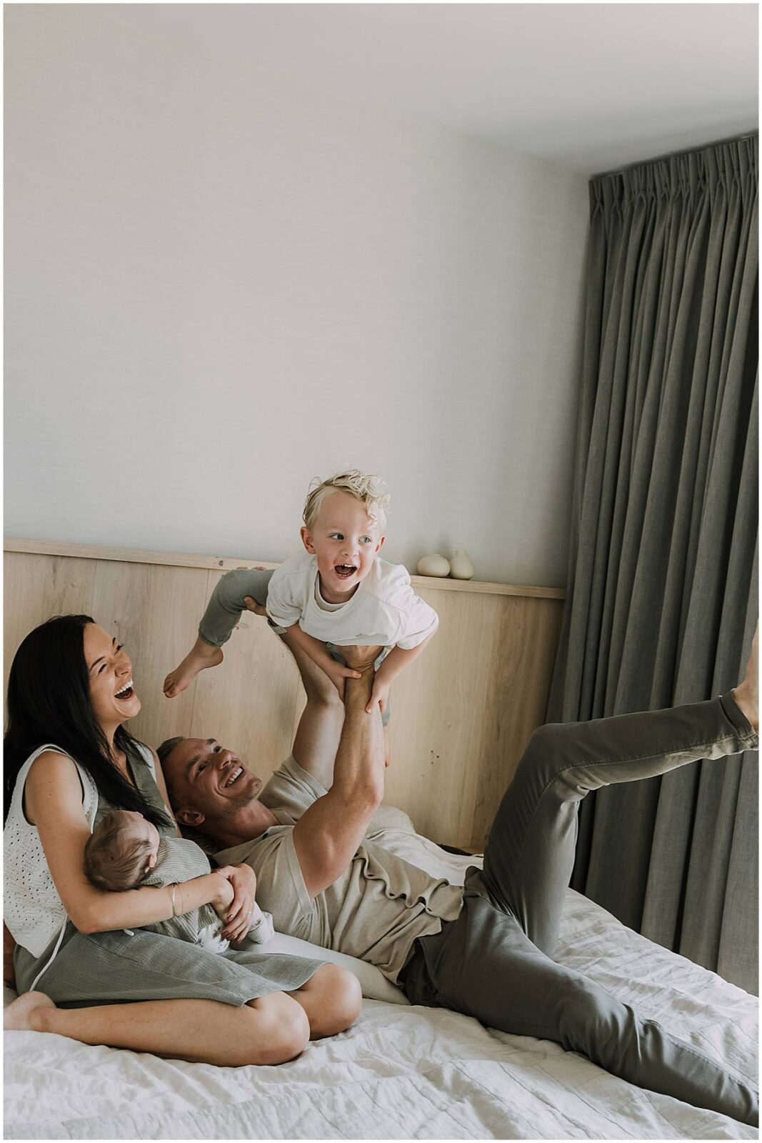 Ongedwongen newborn fotoshoot met gezin thuis op bed
