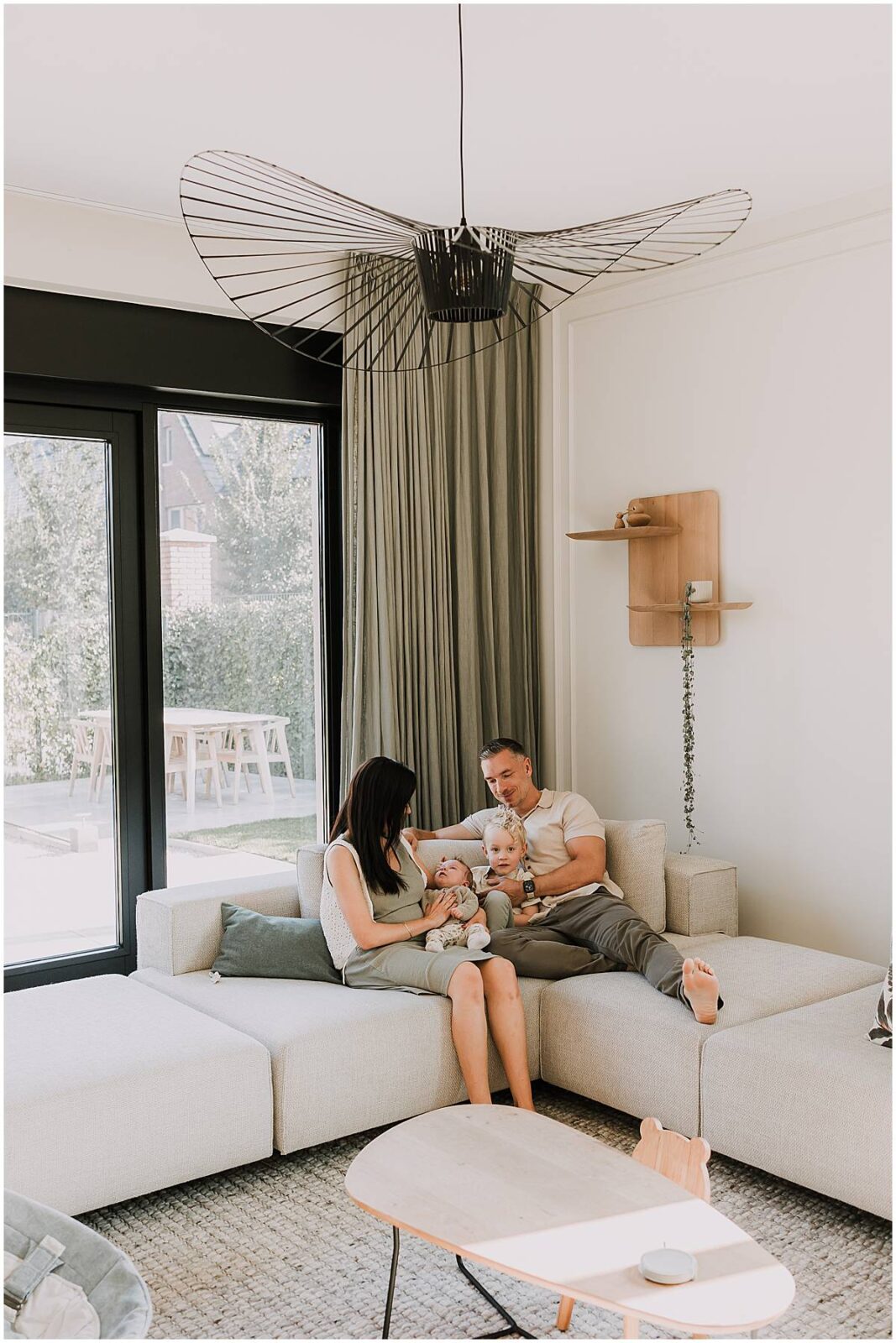 Lifestyle newborn fotoshoot in Amersfoort met gezin en pasgeboren baby