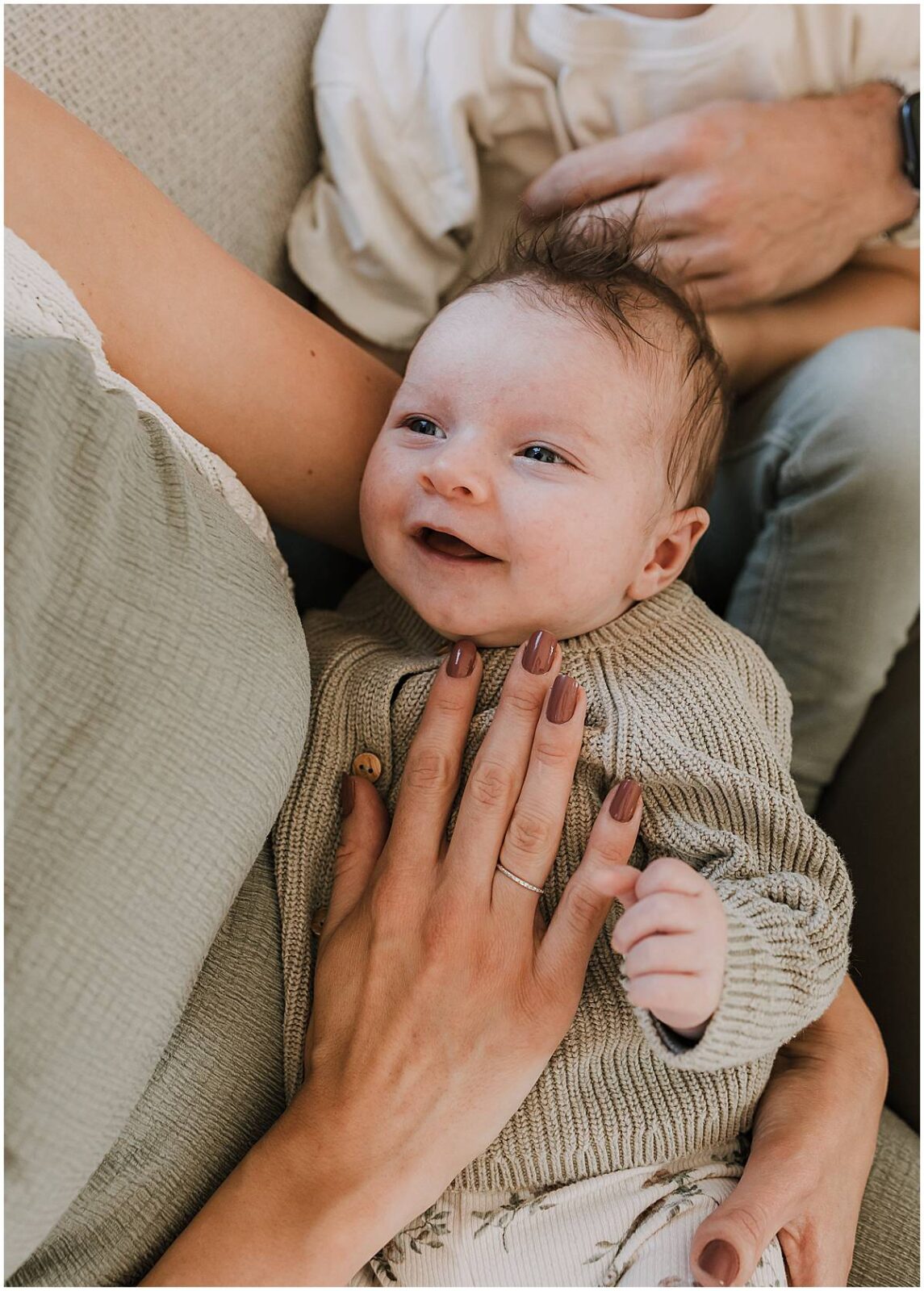 Newborn baby in Amersfoort in armen van moeder