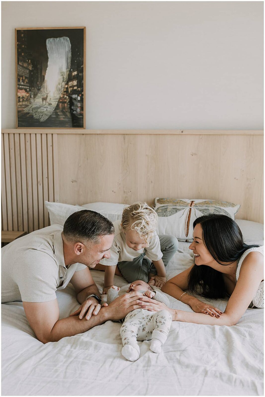 Puur gezinsmoment tijdens een lifestyle newborn fotoshoot in Amersfoort